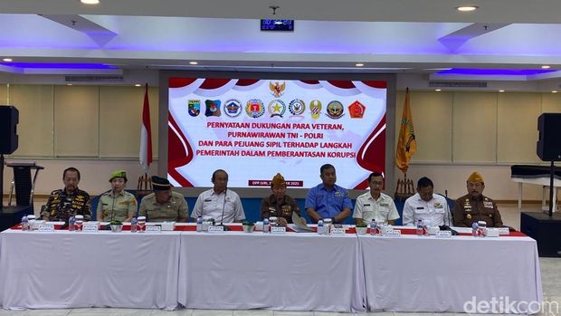 Veteran dan Purnawirawan TNI-Polri mendukung pemerintah memberantas korupsi. Mereka mendukung agar disahkannya RUU Perampasan Aset. (Wildan N/detikcom) Veteran dan Purnawirawan TNI-Polri mendukung pemerintah memberantas korupsi. Mereka mendukung agar disahkannya RUU Perampasan Aset. (Wildan N/detikcom)