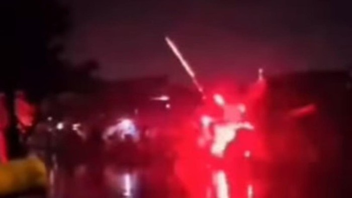 Viral bentrok warga di Makassar. Viral bentrok warga di Makassar.