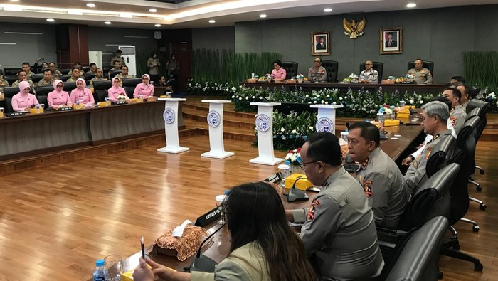 Wakapolri Komjen Profesor Dedi Prasetyo saat memimpin kick off seleksi penerimaan murid baru SMA Kemala Taruna Bhayangkara Wakapolri Komjen Profesor Dedi Prasetyo saat memimpin kick off seleksi penerimaan murid baru SMA Kemala Taruna Bhayangkara