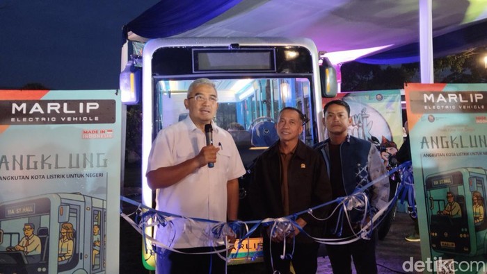 Wali Kota Bandung M Farhan saat meresmikan angkot pintas atau angklung Wali Kota Bandung M Farhan saat meresmikan angkot pintas atau angklung