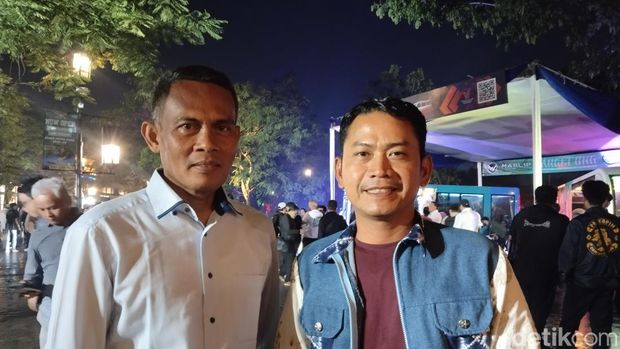 Wali Kota Banjarmasin Muhammad Yamin HR (kanan) bersama Kadishub Kota Banjarmasin Slamet Begjo saat menghadiri peresmian Angklung, angkutan berbasis listrik di Kota Bandung. ( Wali Kota Banjarmasin Muhammad Yamin HR (kanan) bersama Kadishub Kota Banjarmasin Slamet Begjo saat menghadiri peresmian Angklung, angkutan berbasis listrik di Kota Bandung. (