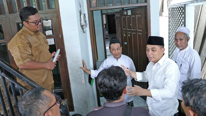 Walkot Eri Cahyadi saat mengunjungi ponpes di Surabaya