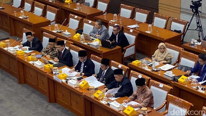 Wamenhaj Dahnil Anzar Simanjuntak Wakil Menteri Haji dan Umrah, Dahnil Anzar Simanjuntak, dalam Rapat Kerja dengan Komisi VIII DPR RI di Kompleks Parlemen, Senayan, Jakarta, Selasa (28/10/2025).