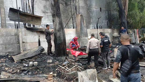 Warung makan di Penjaringan, Jakut, kebakaran. Seorang kakek tewas dan seorang nenek terluka akibat kebakaran tersebut. Warung makan di Penjaringan, Jakut, kebakaran. Seorang kakek tewas dan seorang nenek terluka akibat kebakaran tersebut.