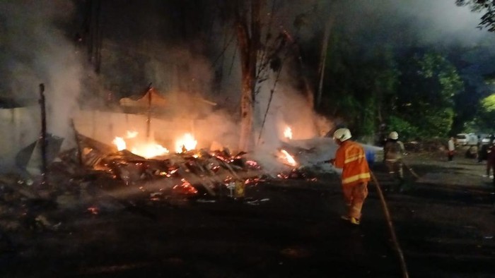 Warung makan di Penjaringan, Jakut, kebakaran. Seorang kakek tewas dan seorang nenek terluka akibat kebakaran tersebut. Warung makan di Penjaringan, Jakut, kebakaran. Seorang kakek tewas dan seorang nenek terluka akibat kebakaran tersebut.