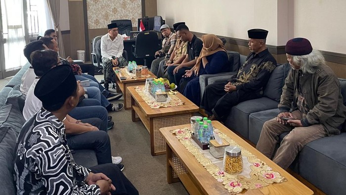 Wasis dan PLN dimediasi Ketua DPRD Jombang. Wasis dan PLN dimediasi Ketua DPRD Jombang.