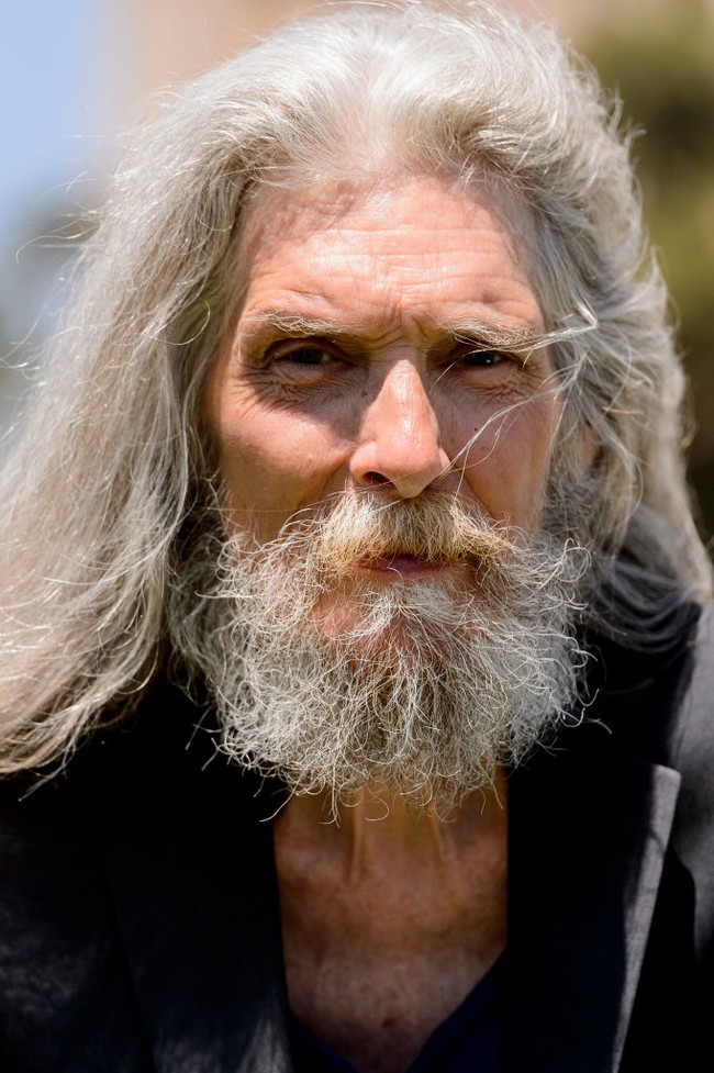 Begini penampilan Bjorn di tahun-tahun terakhir hidupnya. Bjorn Andrésen menikah dengan Susanna Román dan memiliki dua anak, Robine dan Elvin. Sayangnya tragedi kembali terjadi ketika putranya yang masih bayi meninggal karena sindrom kematian bayi mendadak pada usia sembilan bulan. Foto: Gamma-Rapho via Getty Images/Gilbert TOURTE