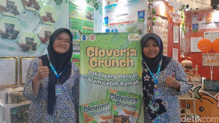 2 Siswa SMAN 16 Surabaya membuat inovasi camilan sehat dari daun semanggi dan rumput laut