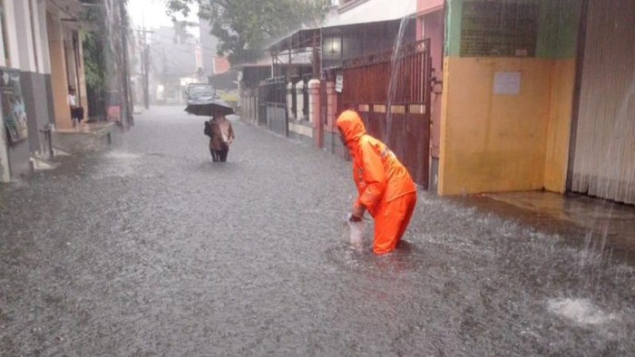 35 RT di Petogogan-Pela Mampang Jaksel Banjir Petugas memantau kondisi banjir di Jakarta, Rabu (29/10/2025).