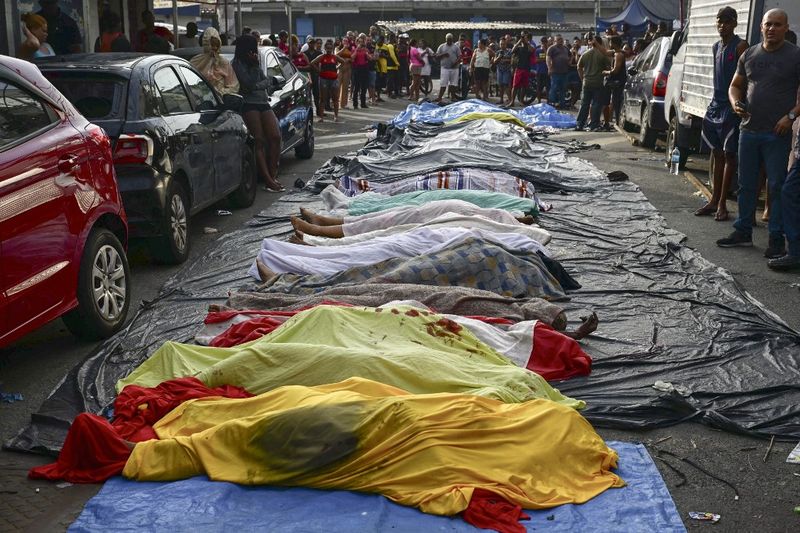 40 Mayat Ditemukan Usai Polisi Brasil Gerebek Pengedar Narkoba Orang-orang mengantre jenazah di Lapangan Sao Lucas, favela Vila Cruzeiro di kompleks Penha di Rio de Janeiro, Brasil, pada 29 Oktober 2025, setelah Operacao Contencao (Operasi Penahanan). Warga sebuah favela di Rio de Janeiro mengantrekan lebih dari 40 jenazah di sebuah plaza di lingkungan mereka yang berpenghasilan rendah pada 29 Oktober, sehari setelah operasi polisi paling berdarah dalam sejarah kota tersebut.