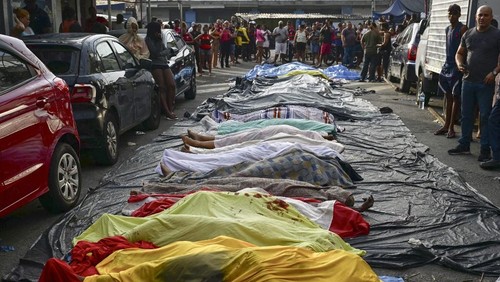 Orang-orang mengantre jenazah di Lapangan Sao Lucas, favela Vila Cruzeiro di kompleks Penha di Rio de Janeiro, Brasil, pada 29 Oktober 2025, setelah Operacao Contencao (Operasi Penahanan). Warga sebuah favela di Rio de Janeiro mengantrekan lebih dari 40 jenazah di sebuah plaza di lingkungan mereka yang berpenghasilan rendah pada 29 Oktober, sehari setelah operasi polisi paling berdarah dalam sejarah kota tersebut.