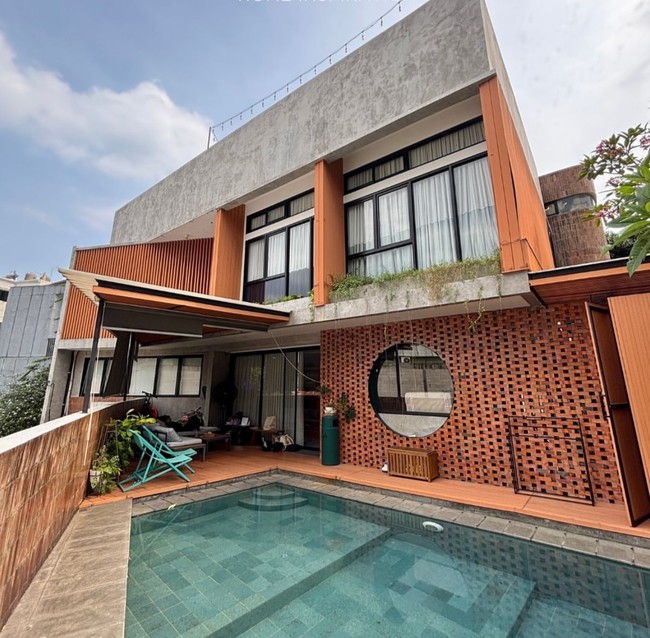 Batu bata ekspos, desain bergaya industrial, rumah Sabai Dieter dan Ringgo Agus Rahman ini menawarkan daya tarik tersendiri. Warna-warna alam yang mendominasi interior menciptakan atmosfer yang hangat bagi keluarga mereka. (Foto: Instagram/@sabaidieter)