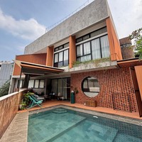 Batu bata ekspos, desain bergaya industrial, rumah Sabai Dieter dan Ringgo Agus Rahman ini menawarkan daya tarik tersendiri. Warna-warna alam yang mendominasi interior menciptakan atmosfer yang hangat bagi keluarga mereka. (Foto: Instagram/@sabaidieter)