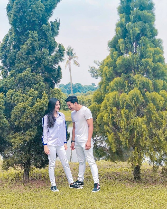 Tak lama setelah lamaran, ibunda Angbeen, Yulia Irawati, menyatakan ketidaksetujuannya. Dia ingin putrinya fokus pada karier terlebih dahulu. Yulia juga sempat menuding Adly bersikap kasar, hingga hubungan mereka memanas. Foto: Instagram/@adlyfayruz @angbeenrishi