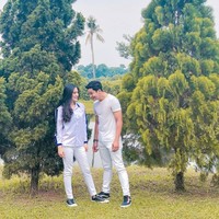 Tak lama setelah lamaran, ibunda Angbeen, Yulia Irawati, menyatakan ketidaksetujuannya. Dia ingin putrinya fokus pada karier terlebih dahulu. Yulia juga sempat menuding Adly bersikap kasar, hingga hubungan mereka memanas. Foto: Instagram/@adlyfayruz @angbeenrishi