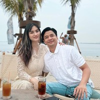Adly Fairuz dan Angbeen Rishi pertama kali dekat usai terlibat cinta lokasi di sinetron pada 2016. Meski terpaut usia 10 tahun, keduanya menjalin hubungan serius dan romantis. Foto: Instagram/@adlyfayruz @angbeenrishi