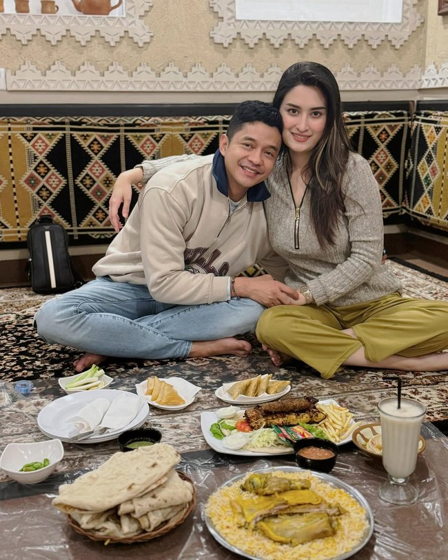 Saat berpacaran dengan Adly, Angbeen masih berusia 19 tahun dan baru meniti karier di dunia hiburan, sementara Adly 29 tahun. Namun, perbedaan usia itu tak menghalangi niat mereka untuk melangkah ke pelaminan. Foto: Instagram/@adlyfayruz @angbeenrishi