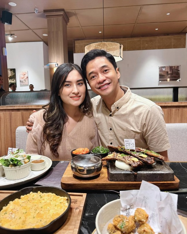 Pada 2018, Adly melamar Angbeen dengan acara bertema India yang penuh warna. Saat itu, mereka pun berencana menikah pada tahun berikutnya. Namun perjalanan cinta mereka menemui aral melintang. Foto: Instagram/@adlyfayruz @angbeenrishi