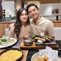 Pada 2018, Adly melamar Angbeen dengan acara bertema India yang penuh warna. Saat itu, mereka pun berencana menikah pada tahun berikutnya. Namun perjalanan cinta mereka menemui aral melintang. Foto: Instagram/@adlyfayruz @angbeenrishi