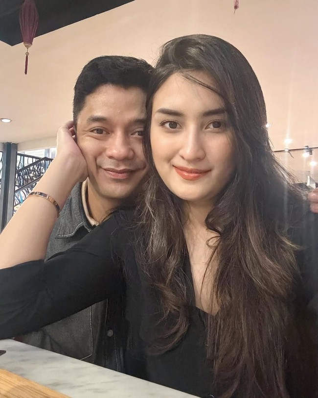 Tanda keretakan mulai terlihat awal Oktober, ketika Angbeen menulis curahan hati tentang kehilangan cinta. Hingga akhirnya, pada 23 Oktober 2025, aktris 28 tahun ini resmi menggugat cerai Adly di Pengadilan Agama Jakarta Selatan. Foto: Instagram/@adlyfayruz @angbeenrishi