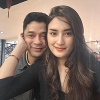 Tanda keretakan mulai terlihat awal Oktober, ketika Angbeen menulis curahan hati tentang kehilangan cinta. Hingga akhirnya, pada 23 Oktober 2025, aktris 28 tahun ini resmi menggugat cerai Adly di Pengadilan Agama Jakarta Selatan. Foto: Instagram/@adlyfayruz @angbeenrishi