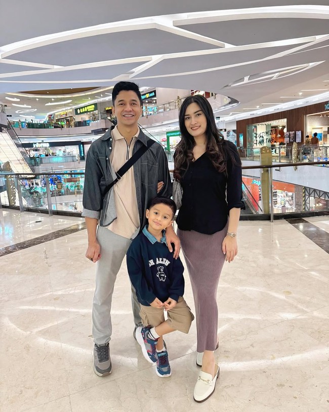 Selama beberapa tahun, pasangan ini terlihat harmonis. Mereka kerap membagikan momen manis, termasuk saat menjalankan bisnis kuliner bersama di Instagram. Foto: Instagram/@adlyfayruz @angbeenrishi