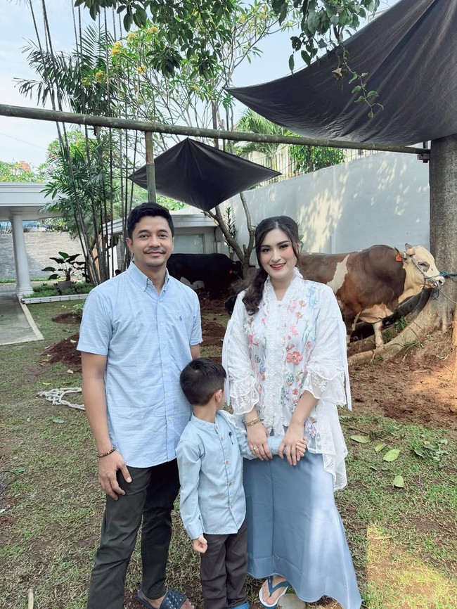 Adly tetap mempersunting Angbeen pada Maret 2020 meskipun tak mendapat restu. Keduanya dikaruniai satu orang putra. Foto: Instagram/@adlyfayruz @angbeenrishi