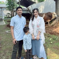 Adly tetap mempersunting Angbeen pada Maret 2020 meskipun tak mendapat restu. Keduanya dikaruniai satu orang putra. Foto: Instagram/@adlyfayruz @angbeenrishi