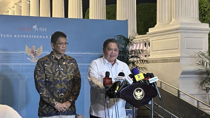 Airlangga dan Purbaya Menko Perekonomian Airlangga Hartarto, Menteri Keuangan Purbaya Yudhi Sadewa, usai rapat terbatas di Istana Kepresidenan, Jakarta, Rabu (29/10/2025).