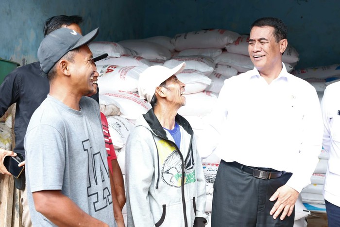 Amran dan Qodari Sidak Kios Pupuk, Petani Tersenyum Harga Turun