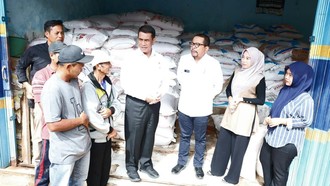 Amran dan Qodari Sidak Kios Pupuk, Petani Tersenyum Harga Turun Amran dan Qodari Sidak Kios Pupuk, Petani Tersenyum Harga Turun