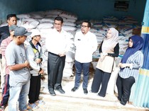 Amran dan Qodari Sidak Kios Pupuk, Petani Tersenyum Harga Turun