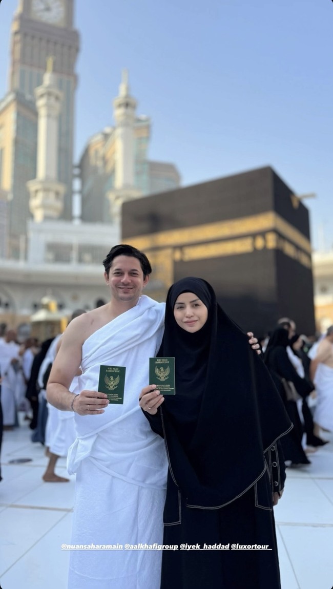Setelah resmi bercerai pada Desember 2024 dengan artis Tengku Dewi, Andrew Andika kini sudah kembali menemukan tambatan hati baru. Hubungan percintaannya kembali disorot usai terlihat memamerkan buku nikah saat umrah ke Mekkah. Foto: Instagram/@andrewandika