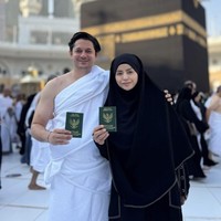 Setelah resmi bercerai pada Desember 2024 dengan artis Tengku Dewi, Andrew Andika kini sudah kembali menemukan tambatan hati baru. Hubungan percintaannya kembali disorot usai terlihat memamerkan buku nikah saat umrah ke Mekkah. Foto: Instagram/@andrewandika