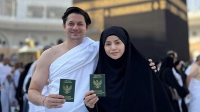 8 Gaya Andrew Andika Pamer Buku Nikah di Mekkah, Mesra Bareng Istri Baru