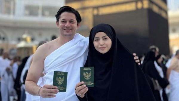 8 Gaya Andrew Andika Pamer Buku Nikah di Mekkah, Mesra Bareng Istri Baru