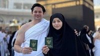 8 Gaya Andrew Andika Pamer Buku Nikah di Mekkah, Mesra Bareng Istri Baru 8 Gaya Andrew Andika Pamer Buku Nikah di Mekkah, Mesra Bareng Istri Baru