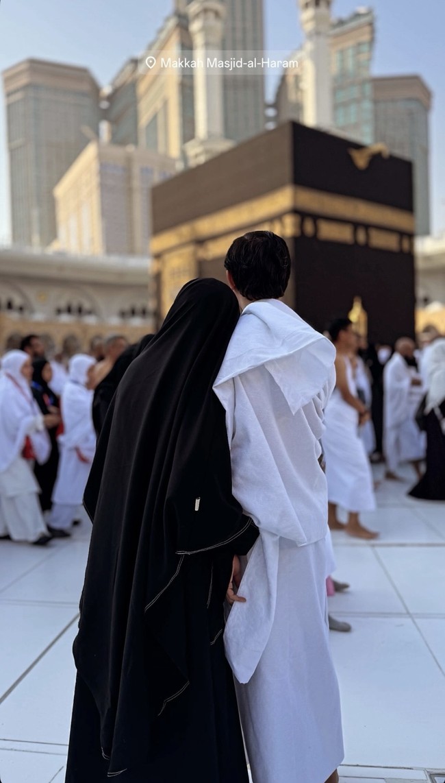 Seperti layaknya pasutri baru, Andrew dan istrinya, Violentina Kaif, juga tampil mesra. Salah satu momen memperlihatkan Violentina yang bersandar di bahu Andrew sambil keduanya menatap ke arah ka’bah. Foto: Instagram/@andrewandika