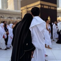 Seperti layaknya pasutri baru, Andrew dan istrinya, Violentina Kaif, juga tampil mesra. Salah satu momen memperlihatkan Violentina yang bersandar di bahu Andrew sambil keduanya menatap ke arah ka’bah. Foto: Instagram/@andrewandika