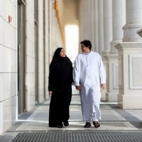 Violentina tampil syar’i serba hitam, sementara Andrew mengenakan gamis pria warna putih. Keduanya selalu bergandengan tangan seolah tak terpisahkan. Foto: Instagram/@andrewandika