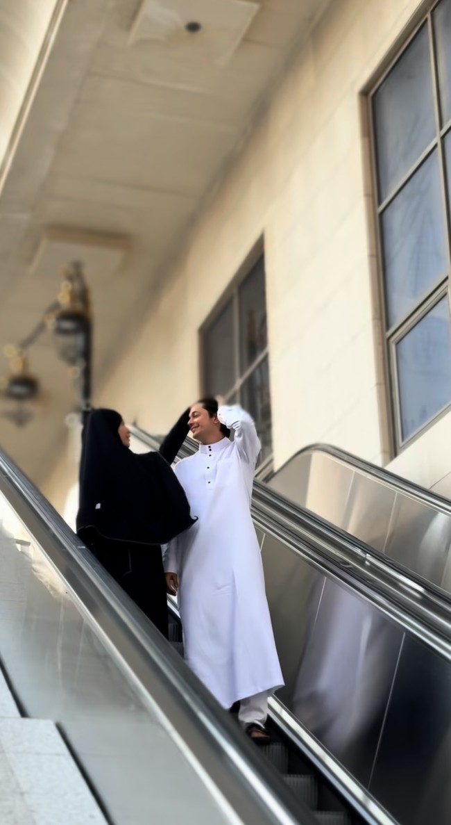 Momen umrah tersebut tampaknya sekaligus menjadi waktu Andrew dan Violentina menghabiskan waktu berdua. Keduanya tak mengajak serta anak-anak mereka dari pernikahan sebelumnya. Foto: Instagram/@andrewandika