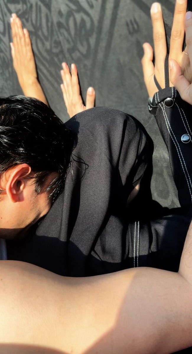 Momen saat Andrew dan Violentina sama-sama menyentuh ka’bah. Berdiri di belakang Violentina, Andrew terlihat mencium sambil menyandarkan kepalanya ke sang istri. Foto: Instagram/@andrewandika