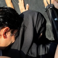 Momen saat Andrew dan Violentina sama-sama menyentuh ka’bah. Berdiri di belakang Violentina, Andrew terlihat mencium sambil menyandarkan kepalanya ke sang istri. Foto: Instagram/@andrewandika