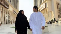 Ramadan 2026 menjadi awal perjalanan spiritual bagi Andrew Andika dan Violentina Kaif, setelah melewati berbagai cobaan di tahun-tahun sebelumnya. Keduanya, terlihat lebih fokus pada kegiatan keagamaan dan membatasi penampilan di publik guna menjaga ketenangan rumah tangga mereka selama bulan puasa. Foto: Instagram/@andrewandika