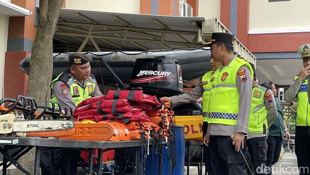 Apel kesiapsiagaan Polres Kudus Kapolres Kudus AKBP Heru Dwi Purnomo mengecek alat perlengkapan kesiapsiagaan menghadapi potensi bencana alam saat selepas apel di Polres Kudus, Rabu (29/10/2025).