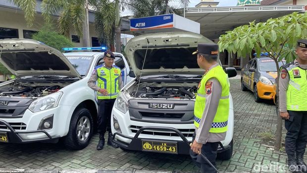 Apel kesiapsiagaan Polres Kudus Kapolres Kudus AKBP Heru Dwi Purnomo mengecek alat perlengkapan kesiapsiagaan menghadapi potensi bencana alam saat selepas apel di Polres Kudus, Rabu (29/10/2025).