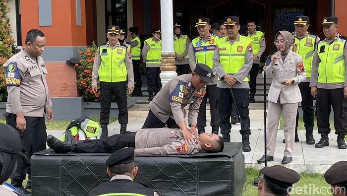 Apel kesiapsiagaan Polres Kudus Kapolres Kudus AKBP Heru Dwi Purnomo mengecek alat perlengkapan kesiapsiagaan menghadapi potensi bencana alam saat selepas apel di Polres Kudus, Rabu (29/10/2025).