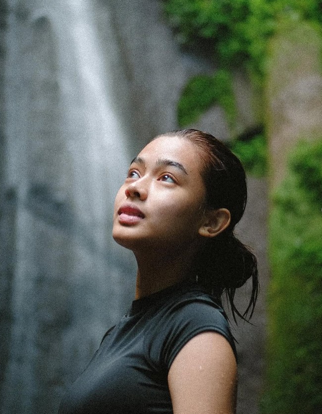 Melalui akun Instagram pribadinya aktris kelahiran 14 Juni 2008 itu kerap memamerkan wajah aslinya tanpa pulasan makeup. Foto: Instagram/@aqeelacalista