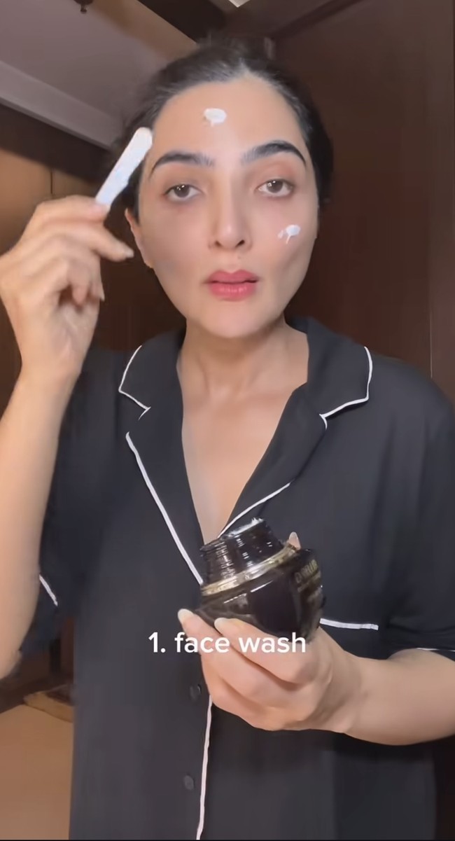 Bekerja di dunia entertain, penampilan tentu menjadi salah satu yang cukup penting. Hal itu yang juga diusahakan oleh Ashanty. Melalui akun Instagram pribadinya, istri Anang itu memamerkan rutinitas skincarenya. Foto: Instagram/@ashanty_ash