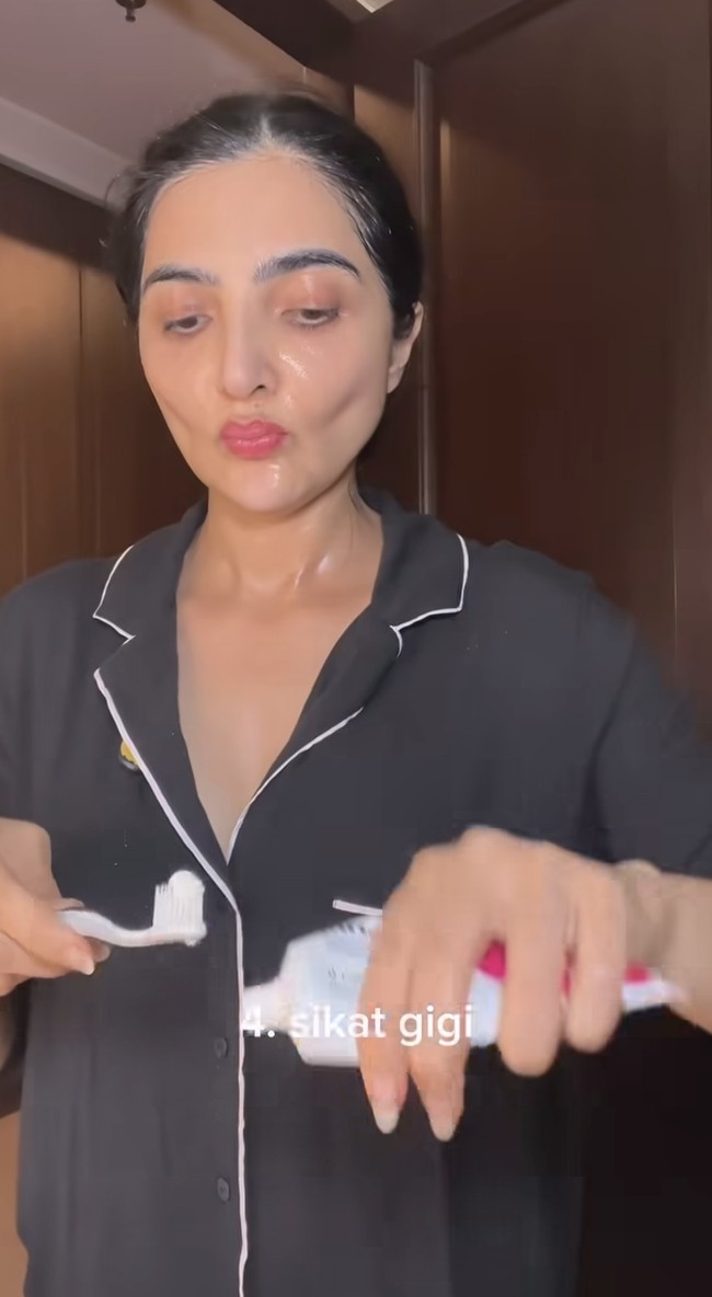 Mulai dari pembersihan wajah yang melalui beberapa langkah, dilanjutkan ke penggunaan toner dan face mist. Setelahnya Ashanty kemudian membersihkan mulutnya dengan menyikat gigi. Foto: Instagram/@ashanty_ash